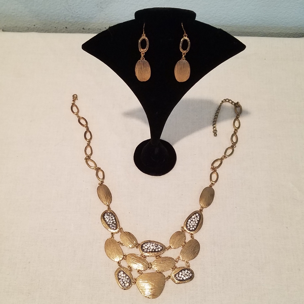 Ashley Stewart Necklace And Earring Set 10$